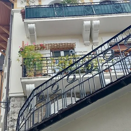 Quiet In Center With Mountain View Guest house