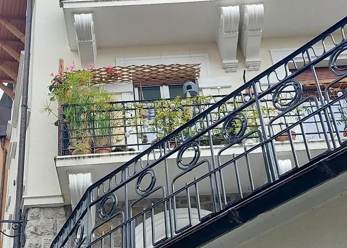 Quiet In Center With Mountain View Affittacamere