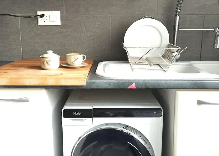 Quiet In Center With Mountain View Affittacamere